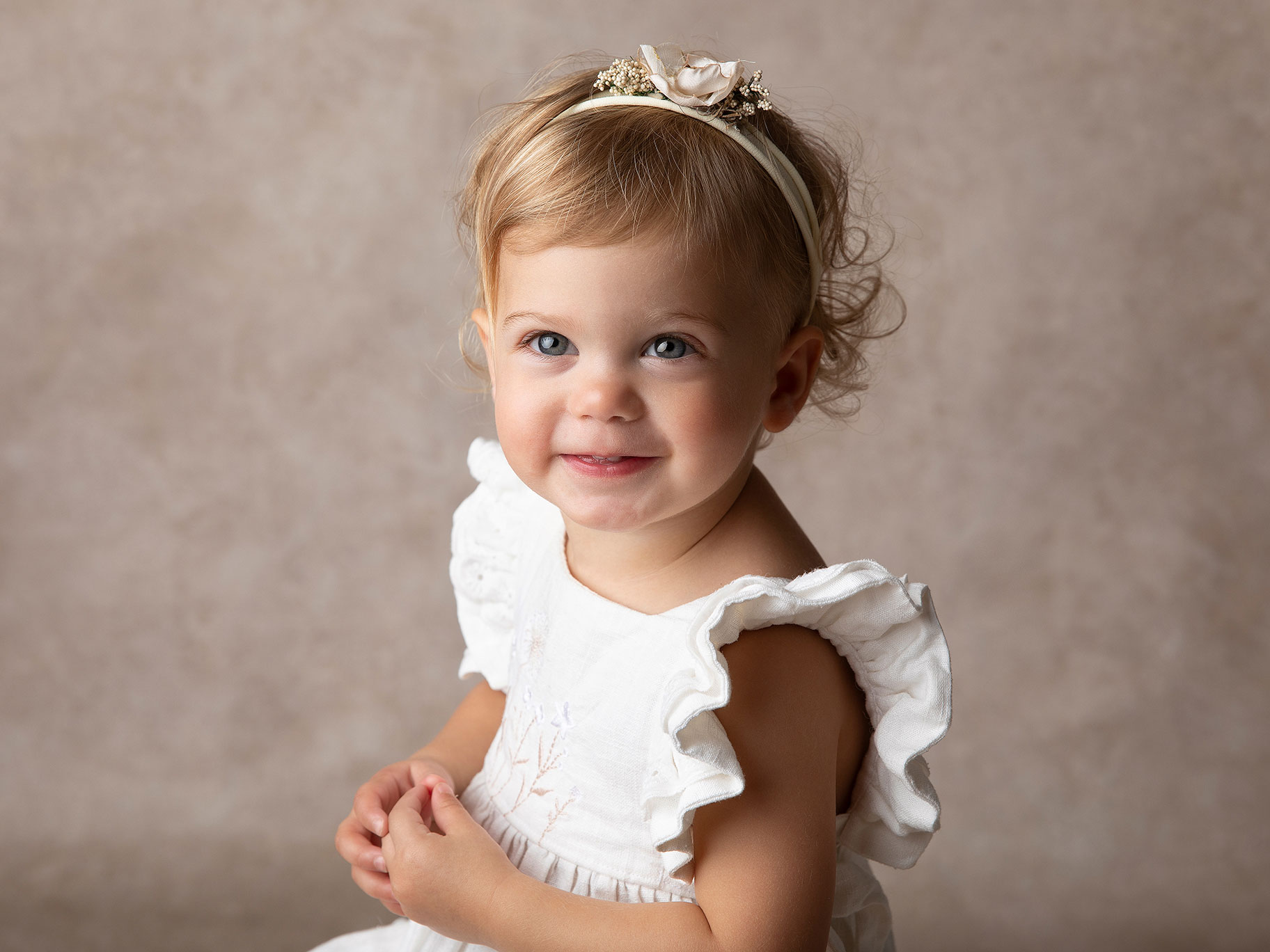 Flicka ler mot kameran i studio i Malmö.