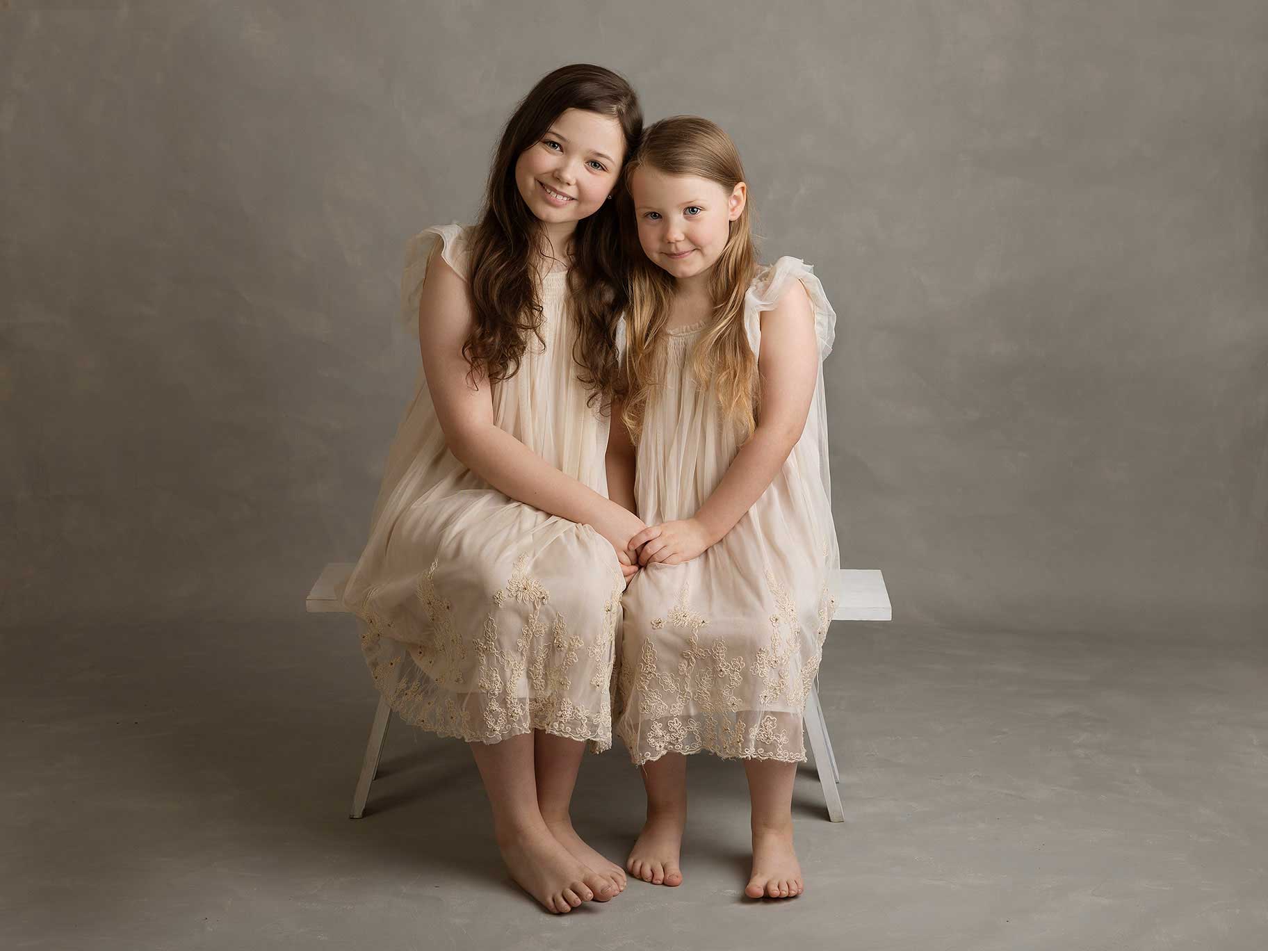 Två systrar blir fotograferade i studion i Malmö av fotograf Anna Arvidsson.