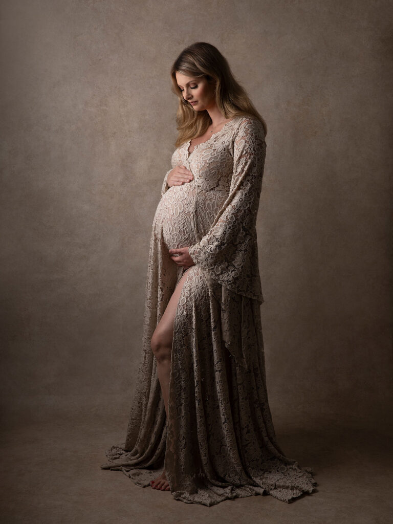 Konstnärligt gravidporträtt med fokus på form och ljus, fotograferat av Anna Arvidsson.