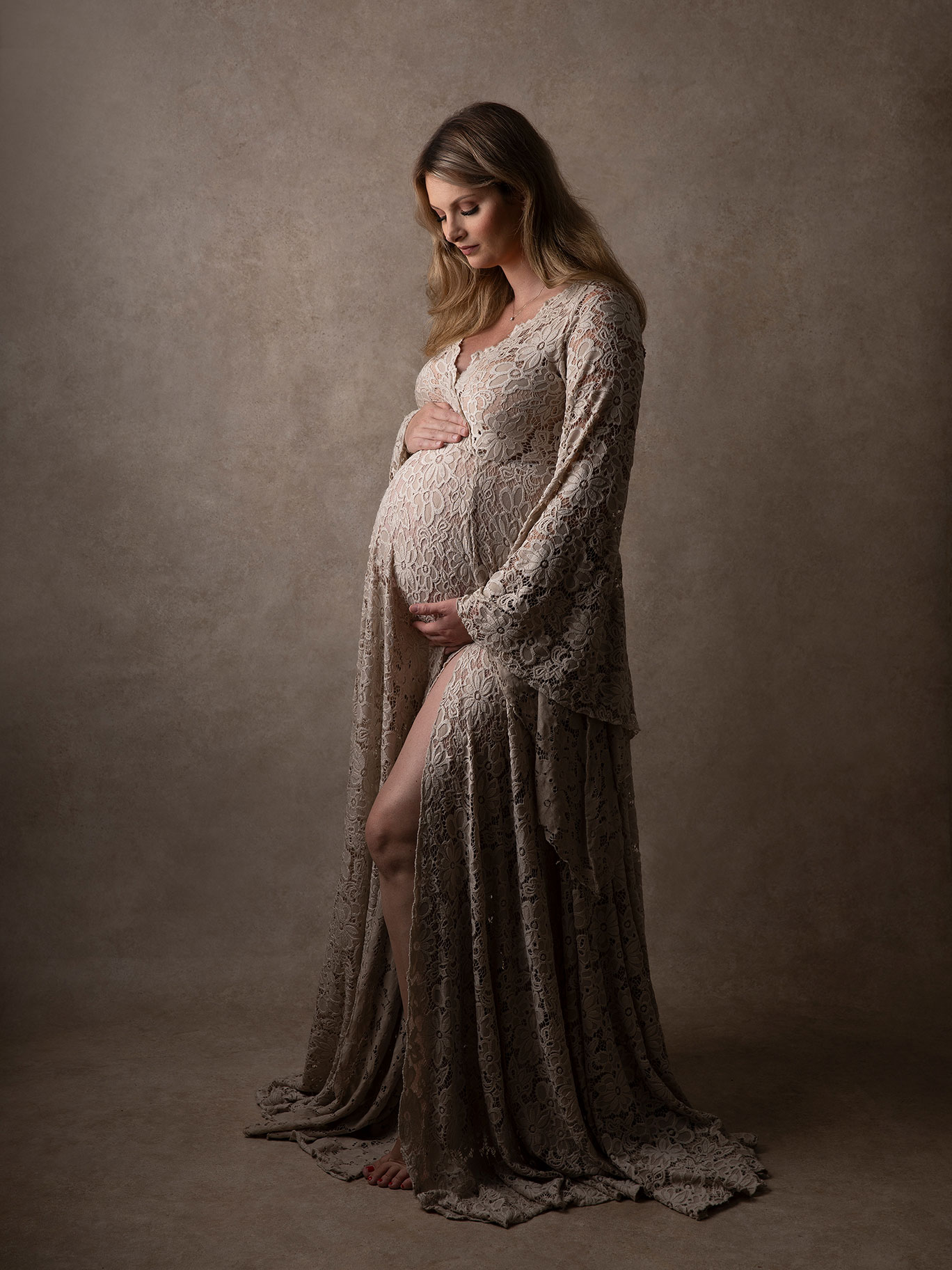 Konstnärligt gravidporträtt med fokus på form och ljus, fotograferat av Anna Arvidsson.