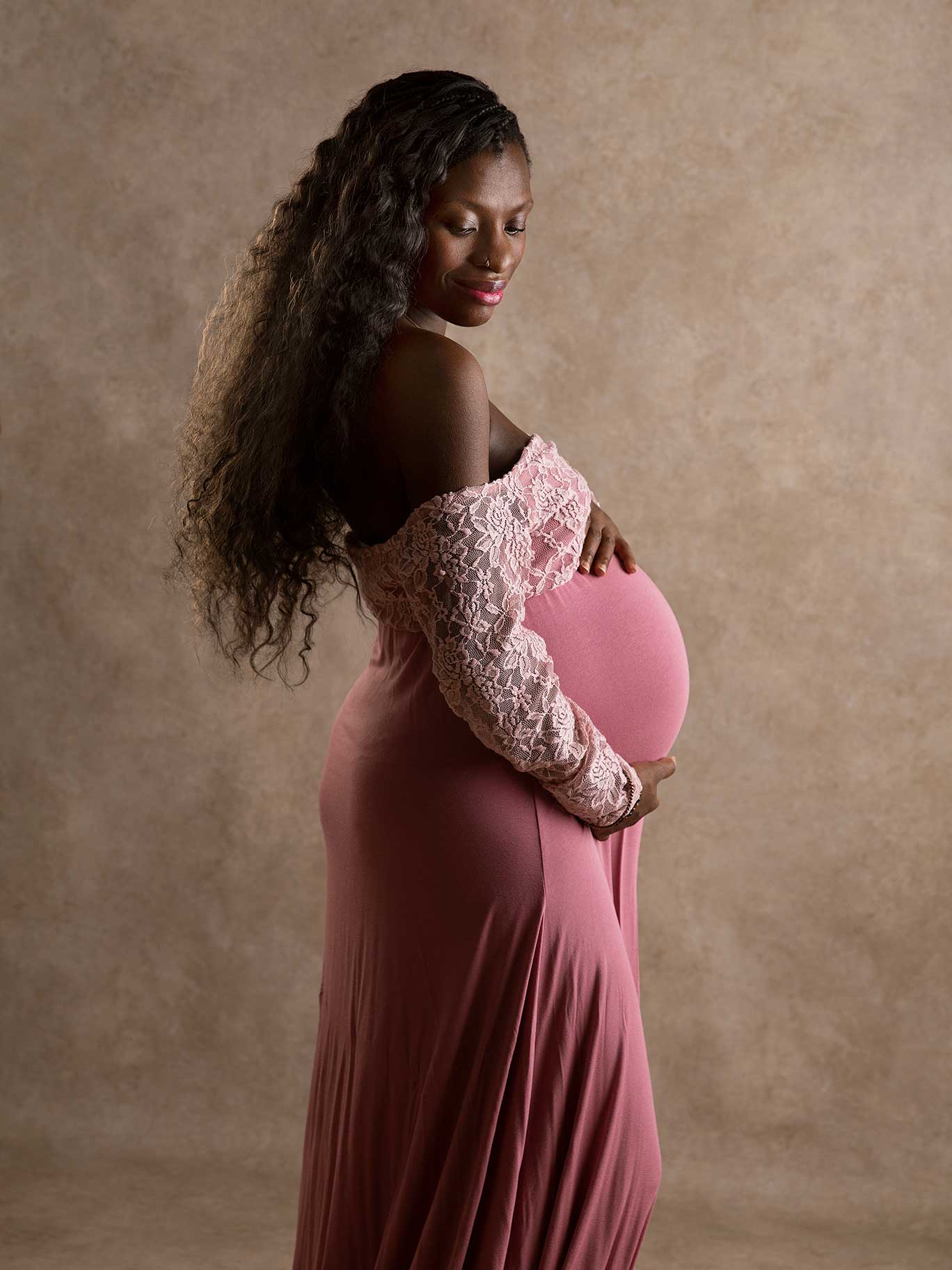 Gravid kvinna med händerna på magen fotograferat av Anna Arvidsson i Malmö.