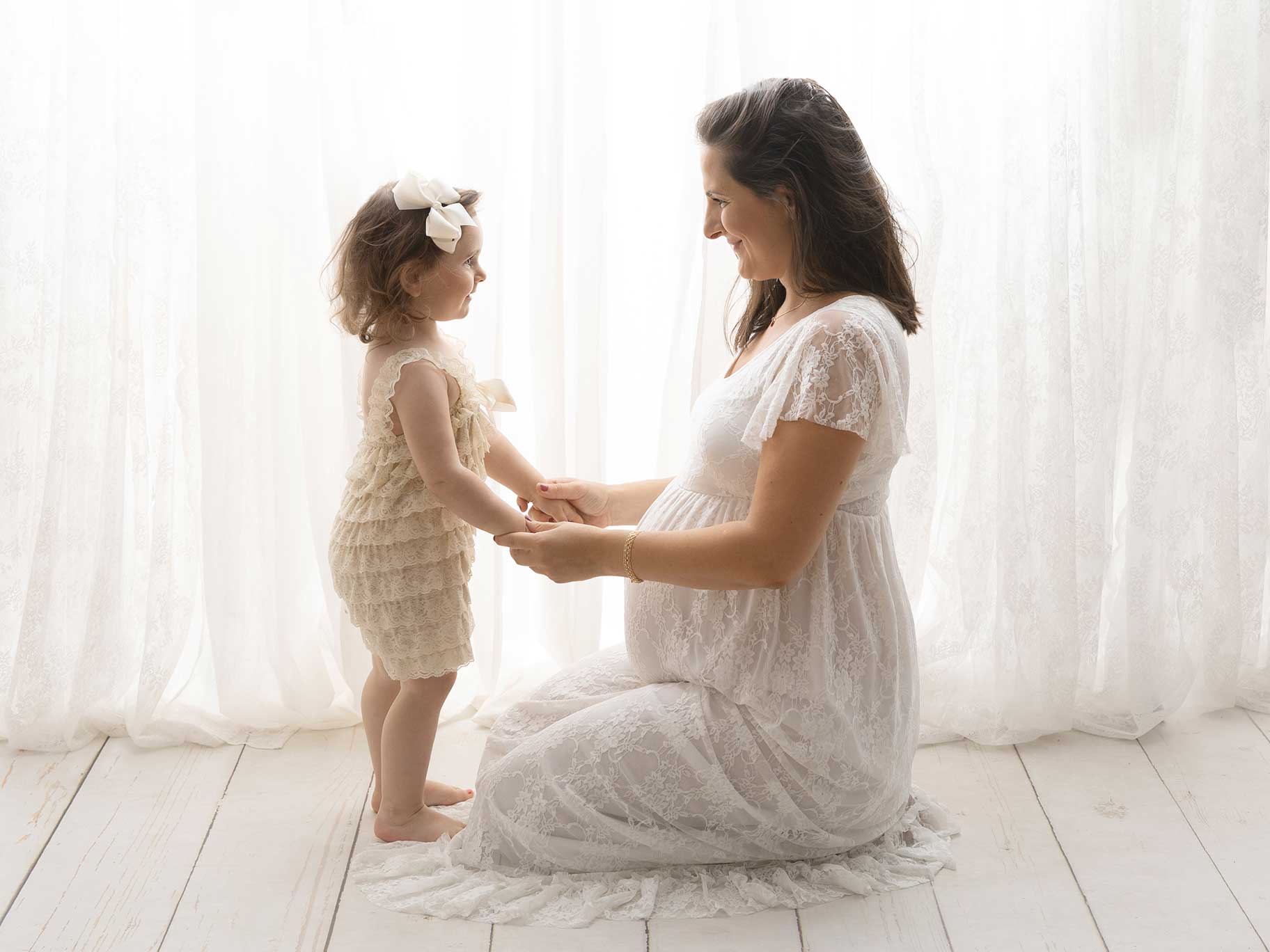 Gravid mamma med sin lilla dotter som ska bli storasyster, fångat ögonblick i studion i Malmö.