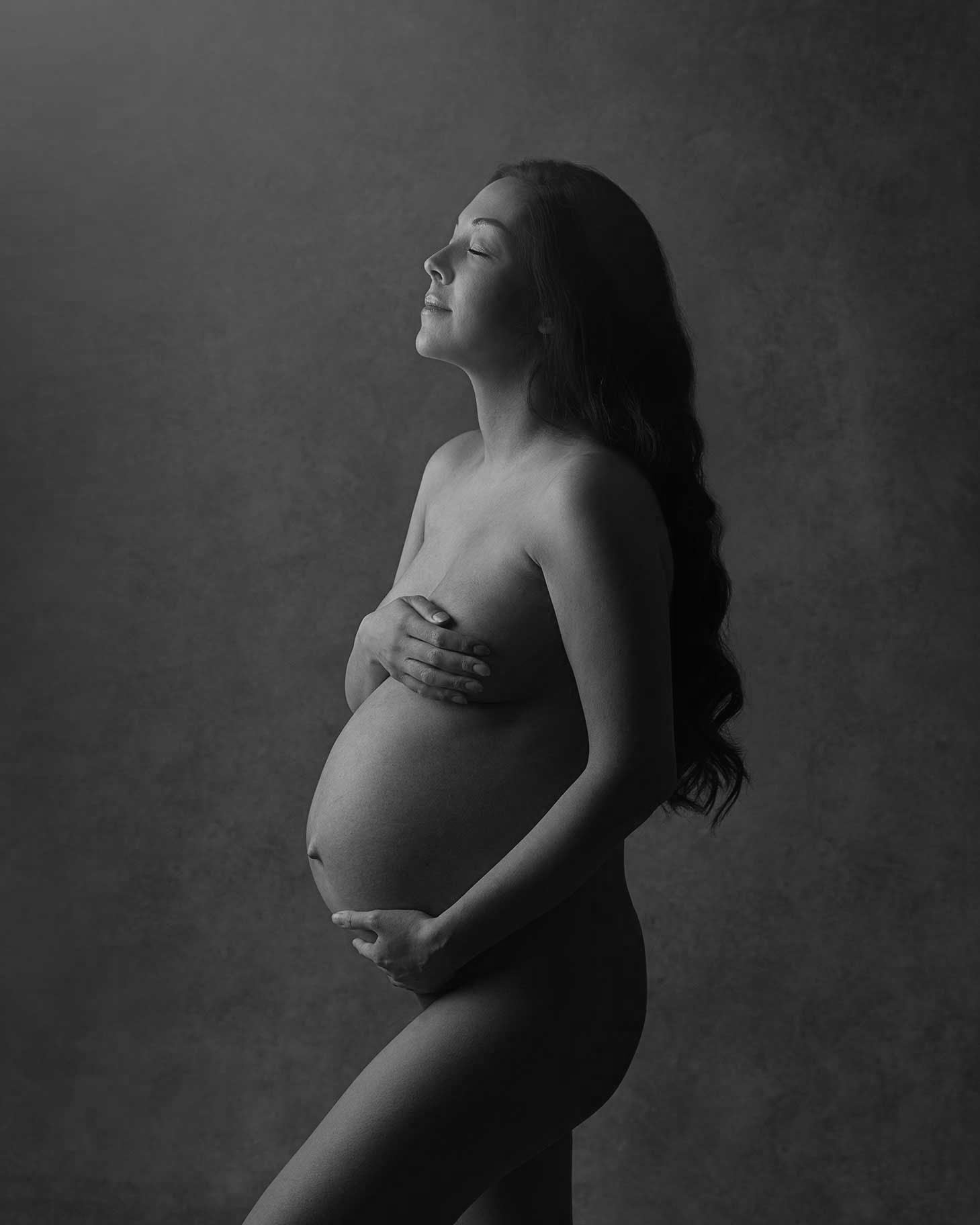 Porträtt som fångar lugnet och närheten i väntan på barn, taget av Fotograf Anna Arvidsson.