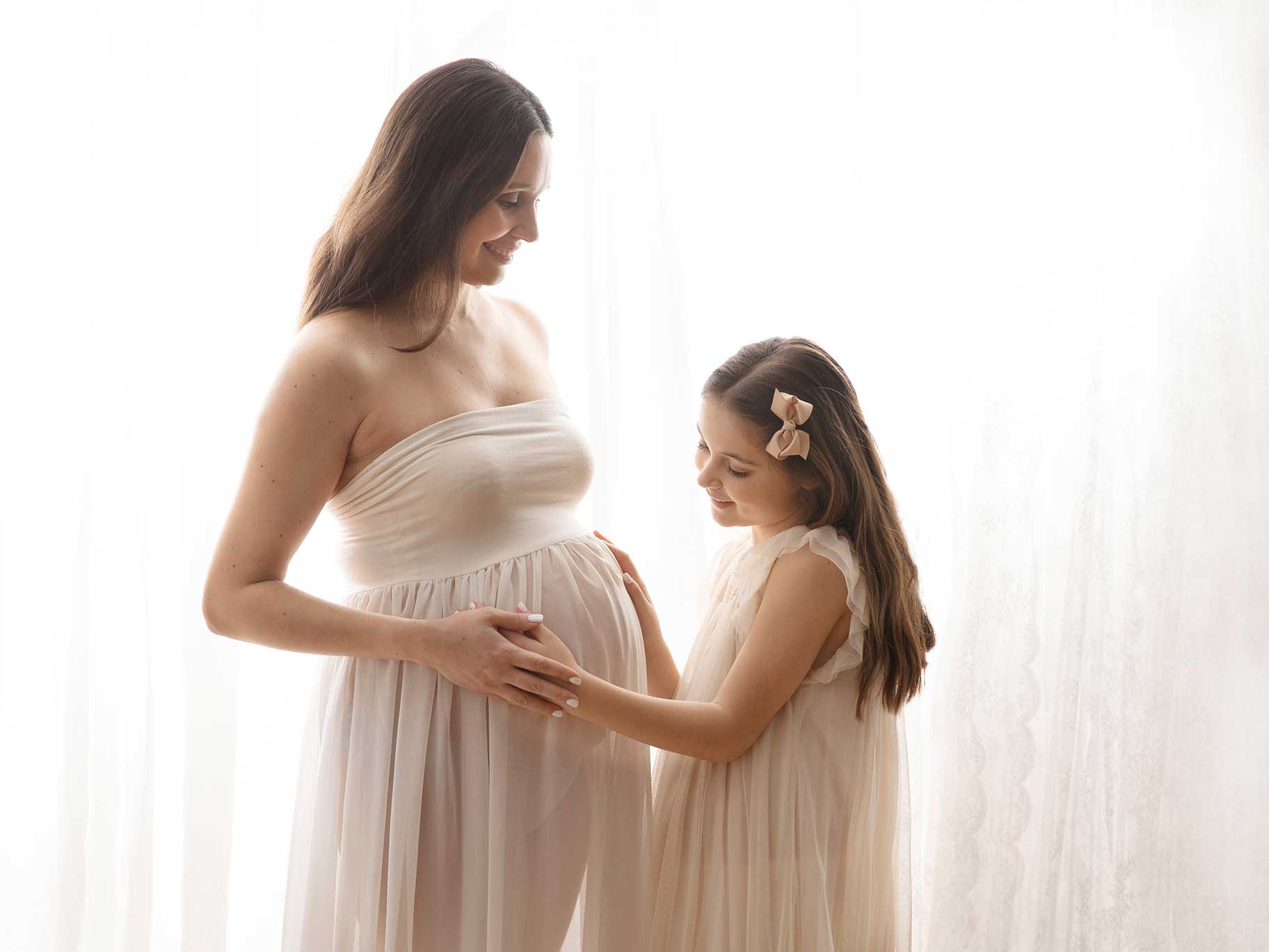 En blivande storasyster tittar på sin mammas gravida mage och drömmer om sin lillasyster som kommer snart.