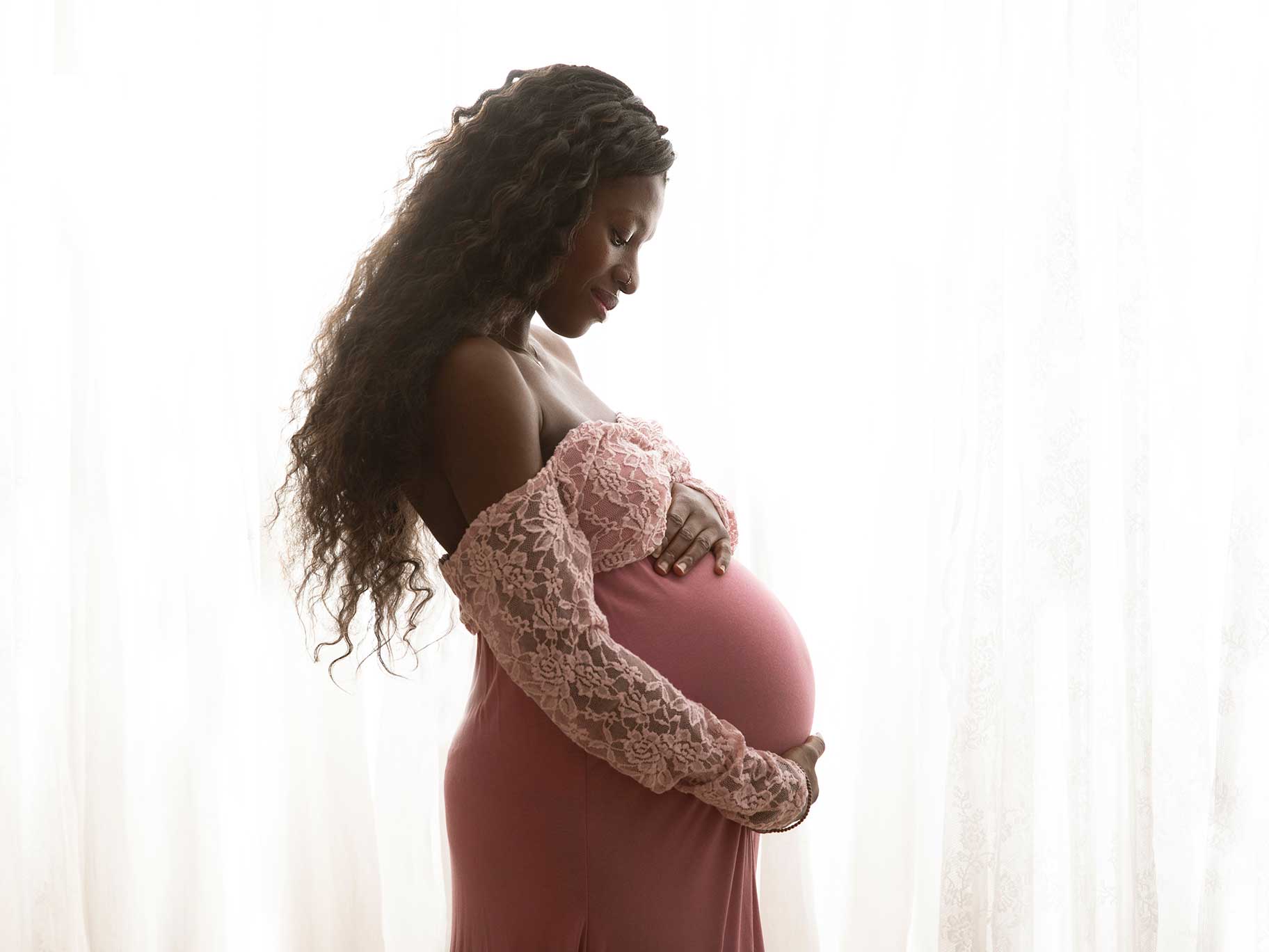 Gravidfotografering med ljusa toner, i Malmö-studio.