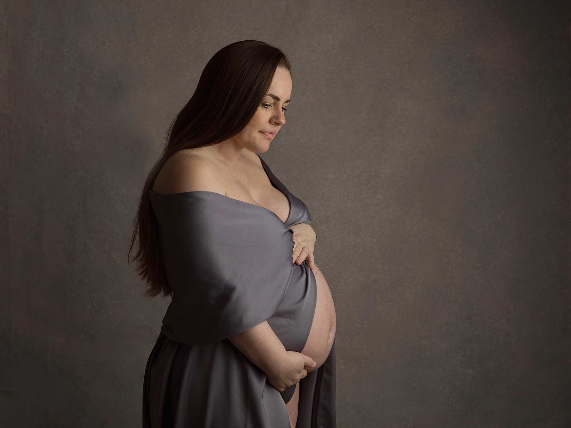 Gravidporträtt i klassisk stil med satin-klänning, fotograferat av Anna Arvidsson.