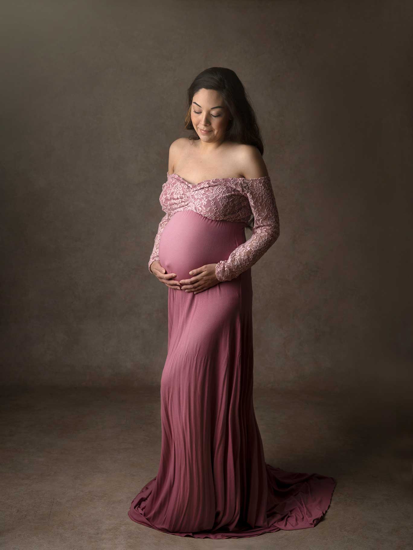 Gravidporträtt i klassisk stil med rosa klänning, fotograferat av Anna Arvidsson.