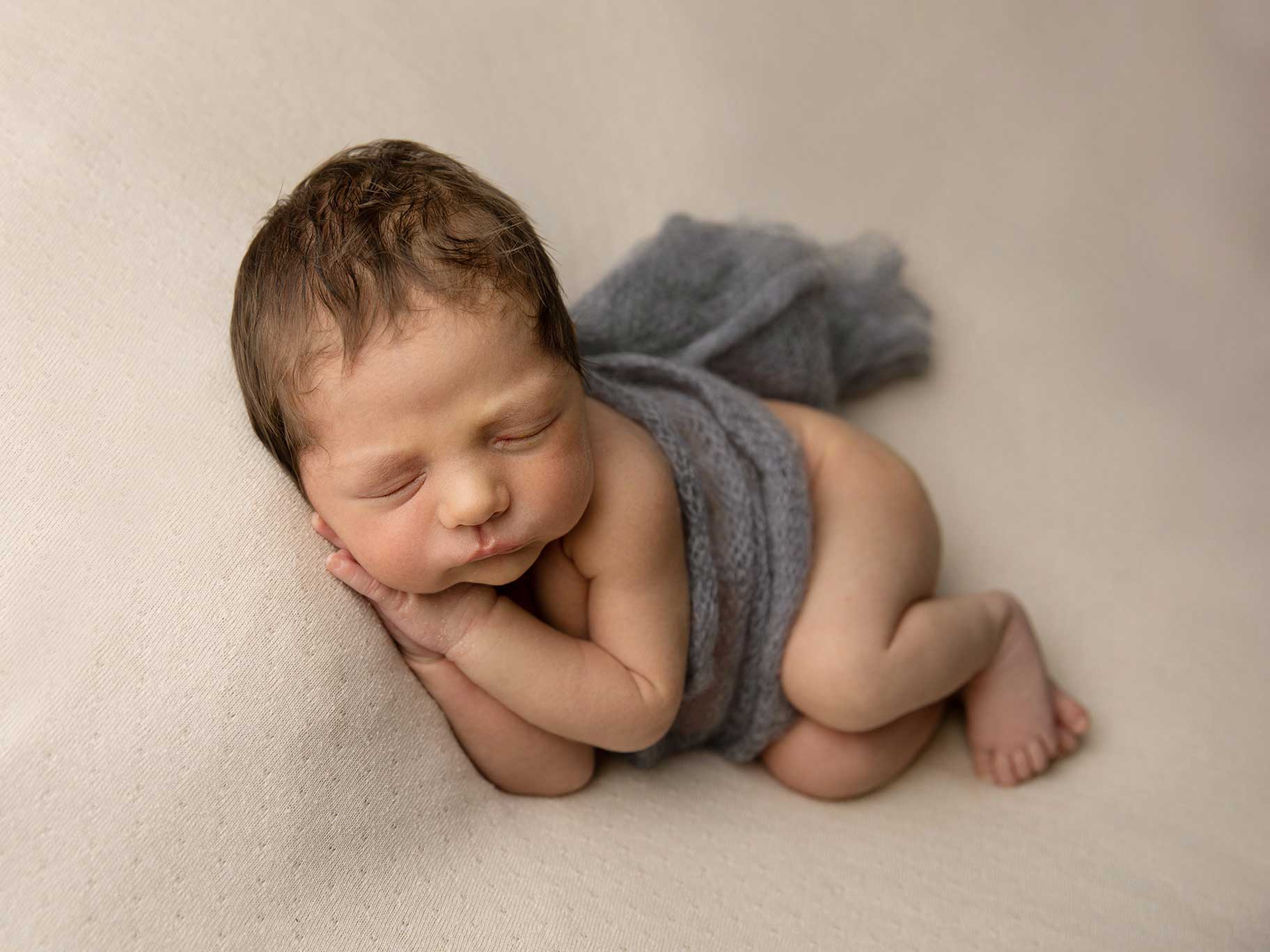 Nyfödd pojke på filt fotograferad under en nyföddfotografering i Malmö.