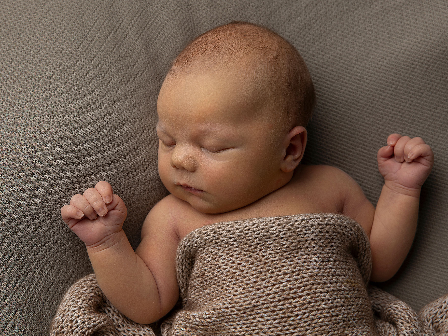 Nyfödd baby på filt fotograferad i en fotostudio i Malmö.