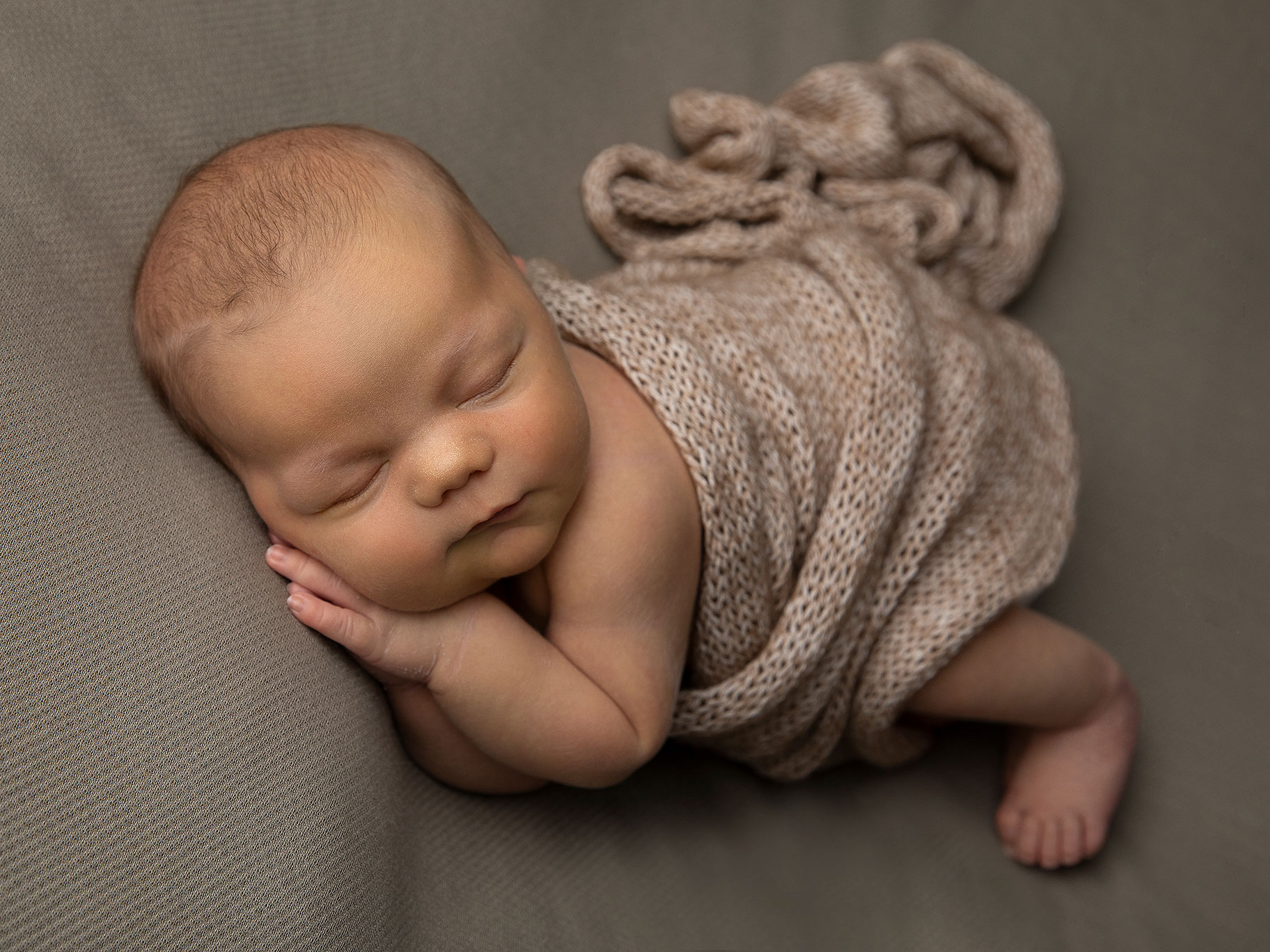 Nyfödd baby på filt fotograferad av fotografen Anna Arvidsson i Malmö.