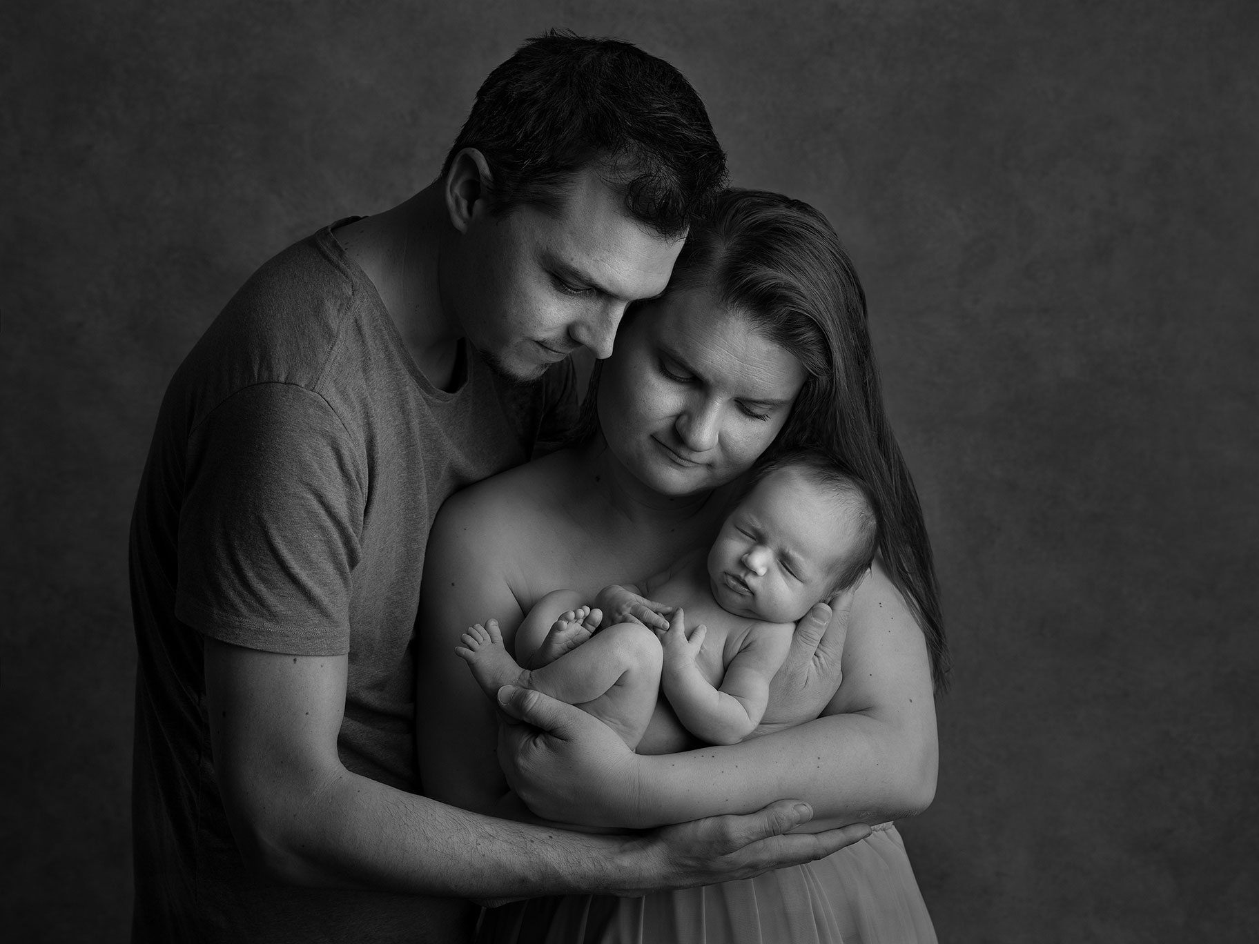 Familj med sin lilla nyfödda baby fotograferad av fotografen Anna Arvidsson i Malmö.