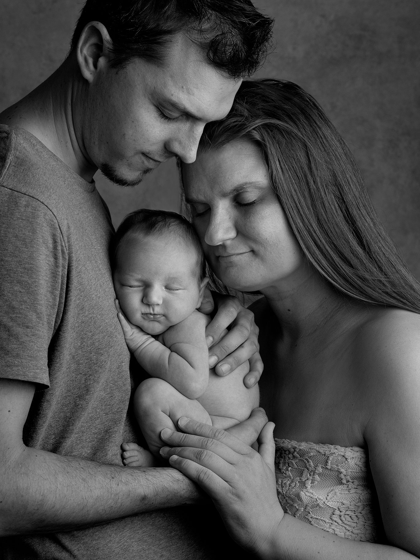 Familj med sin lilla nyfödda baby fotograferad av fotografen Anna Arvidsson i Malmö.