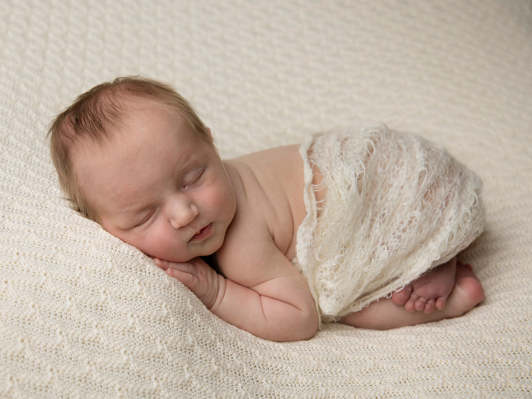 Nyfödd flicka på filt fotograferad i Malmö.