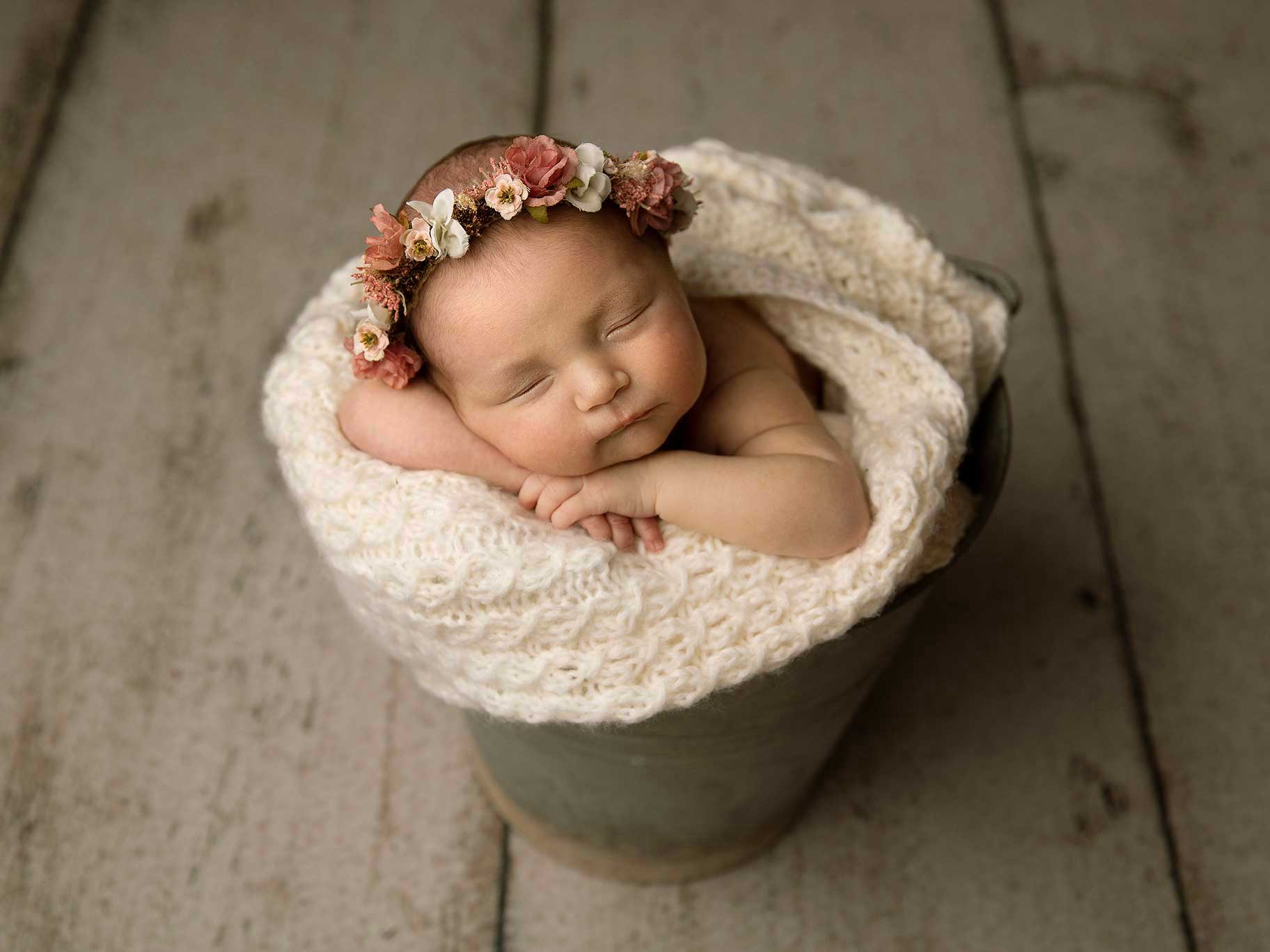 Nyfödd flicka ligger i en korg-bild av fotografen Anna Arvidsson i Malmö.
