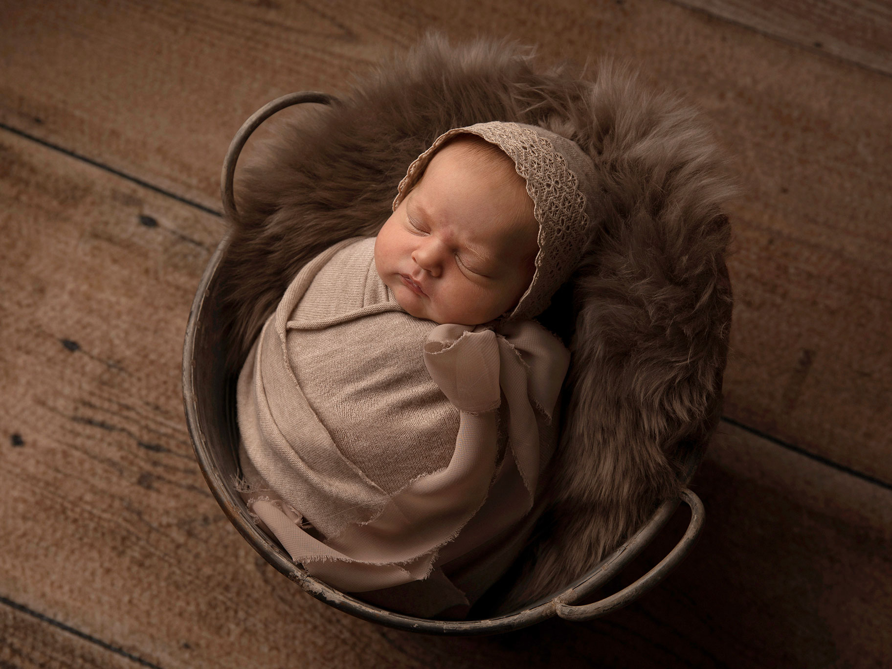 Baby inlindad i filt med söt mössa, foto av Anna Arvidsson i Skåne.