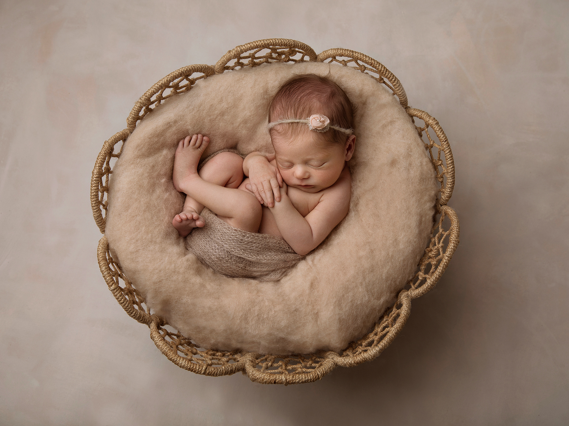 Nyfödd flicka ligger i en korg-bild av fotografen Anna Arvidsson i Malmö.