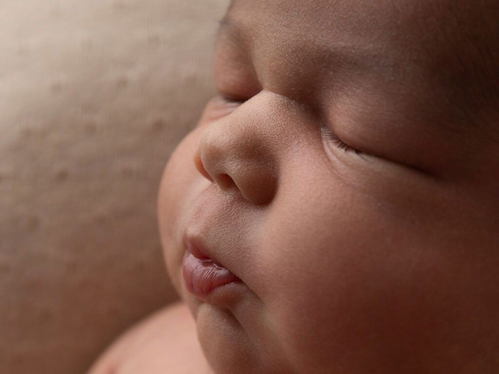 När bild på en liten baby som blundar-foto av Fotograf Anna Arvidsson i Malmö.