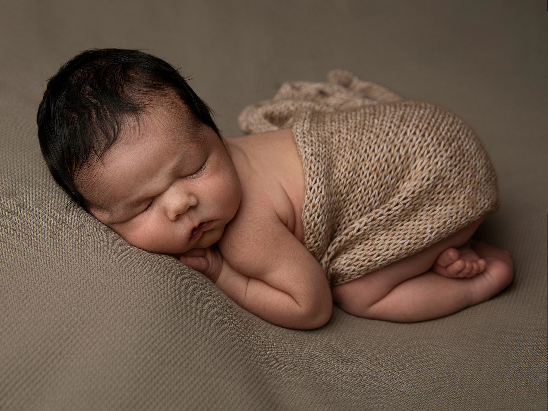 Nyfödd pojke på filt fotograferad i Malmö.