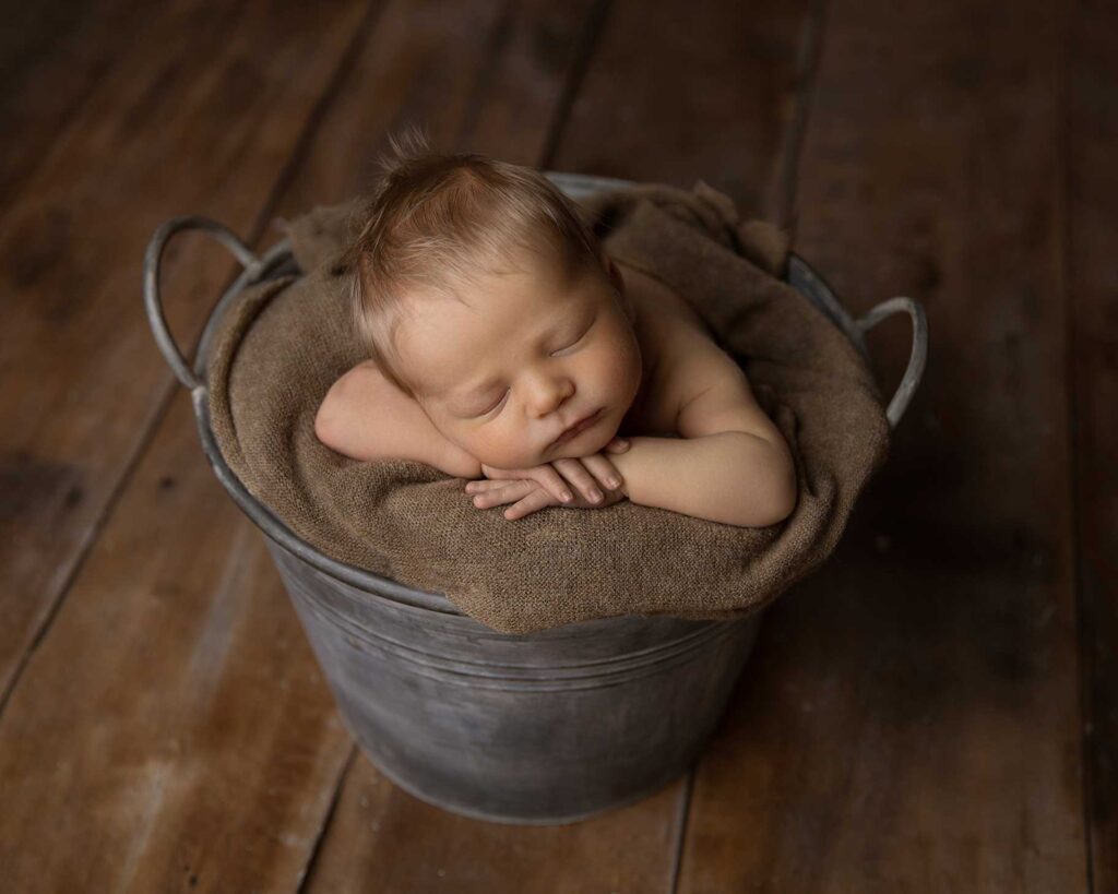 Baby ligger i en korg-bild av fotografen Anna Arvidsson i Malmö.