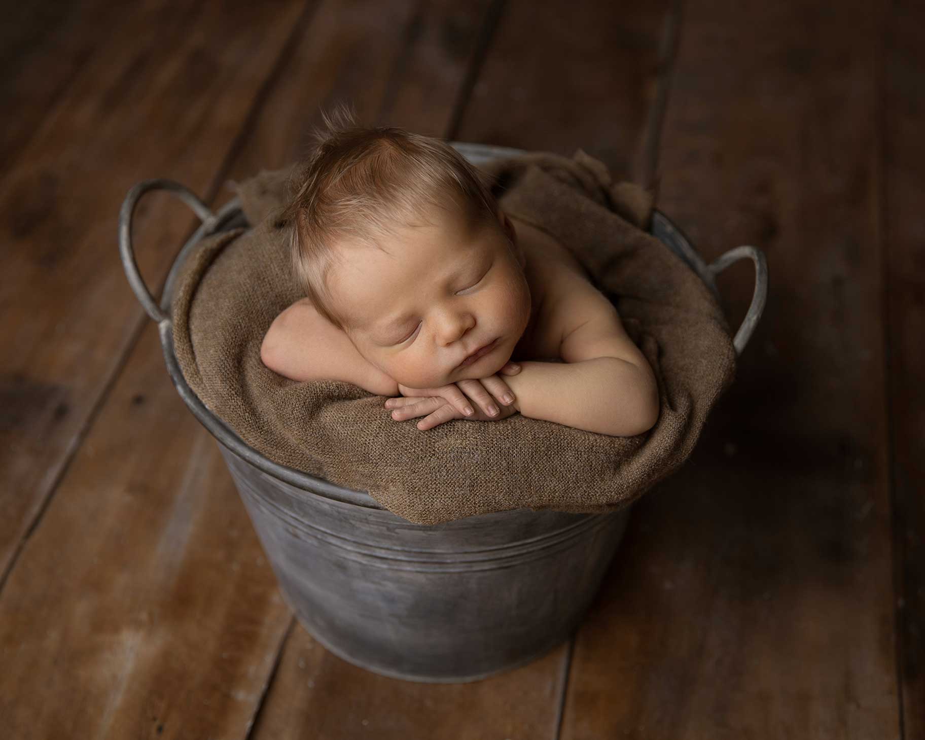 Baby ligger i en korg och sover sött i en studio i centrala Malmö.