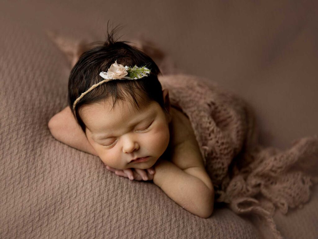 Nyfödd flicka på filt fotograferad av fotografen Anna Arvidsson i Malmö.