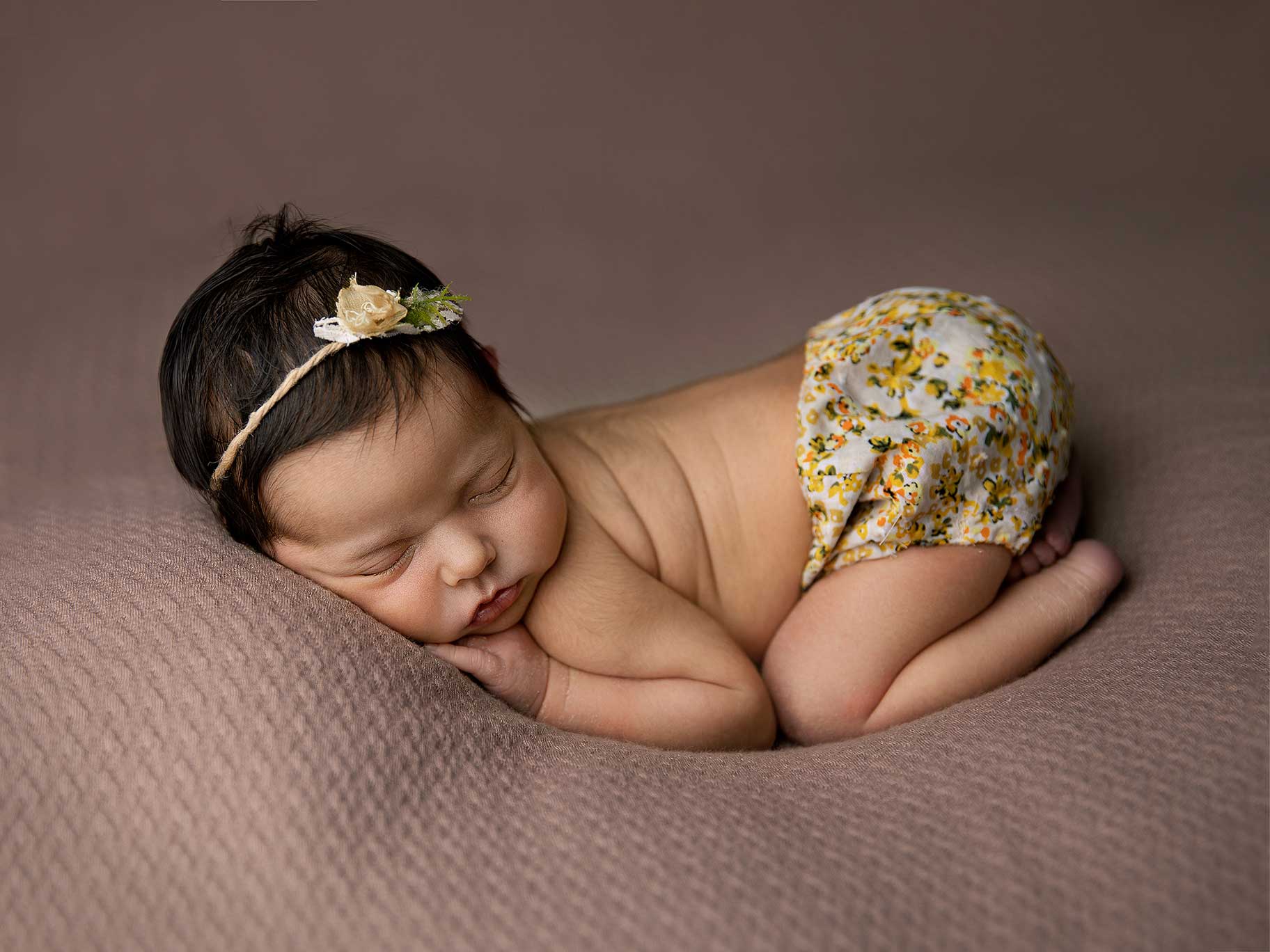 Nyfödd baby på filt fotograferad av fotografen Anna Arvidsson i Malmö.