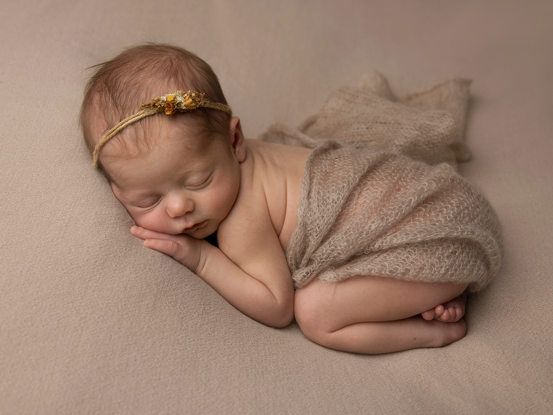 Nyfödd flicka på filt fotograferad när hon sover sött.