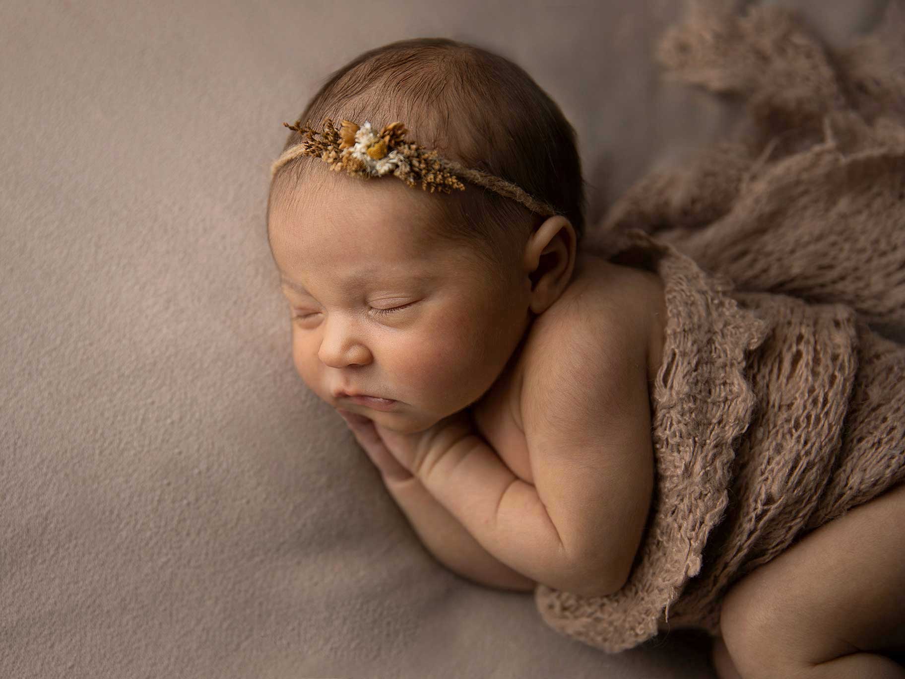 Nyfödd baby i studion fotograferad av fotografen Anna Arvidsson i Malmö.