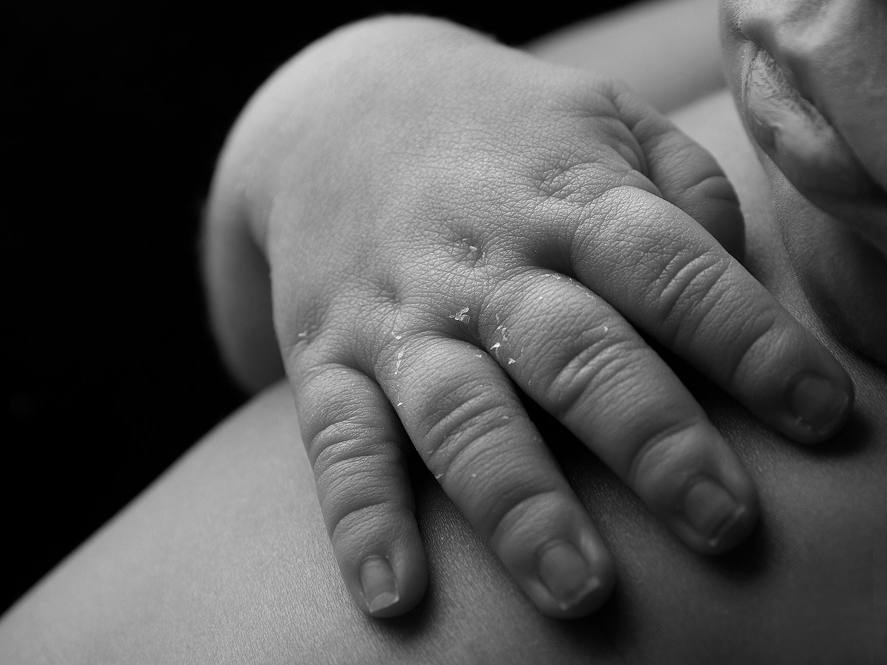 Närbild på en liten babyhand.