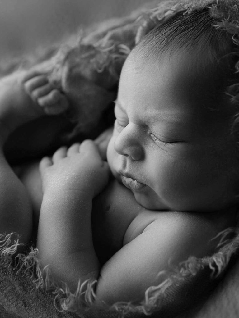 Nyfödd baby fotograferad i motljus.