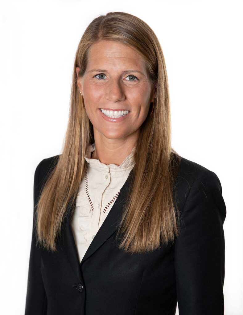 Kvinna ler mot kameran under CV-fotografering i Fotostudio Anna Arvidsson.