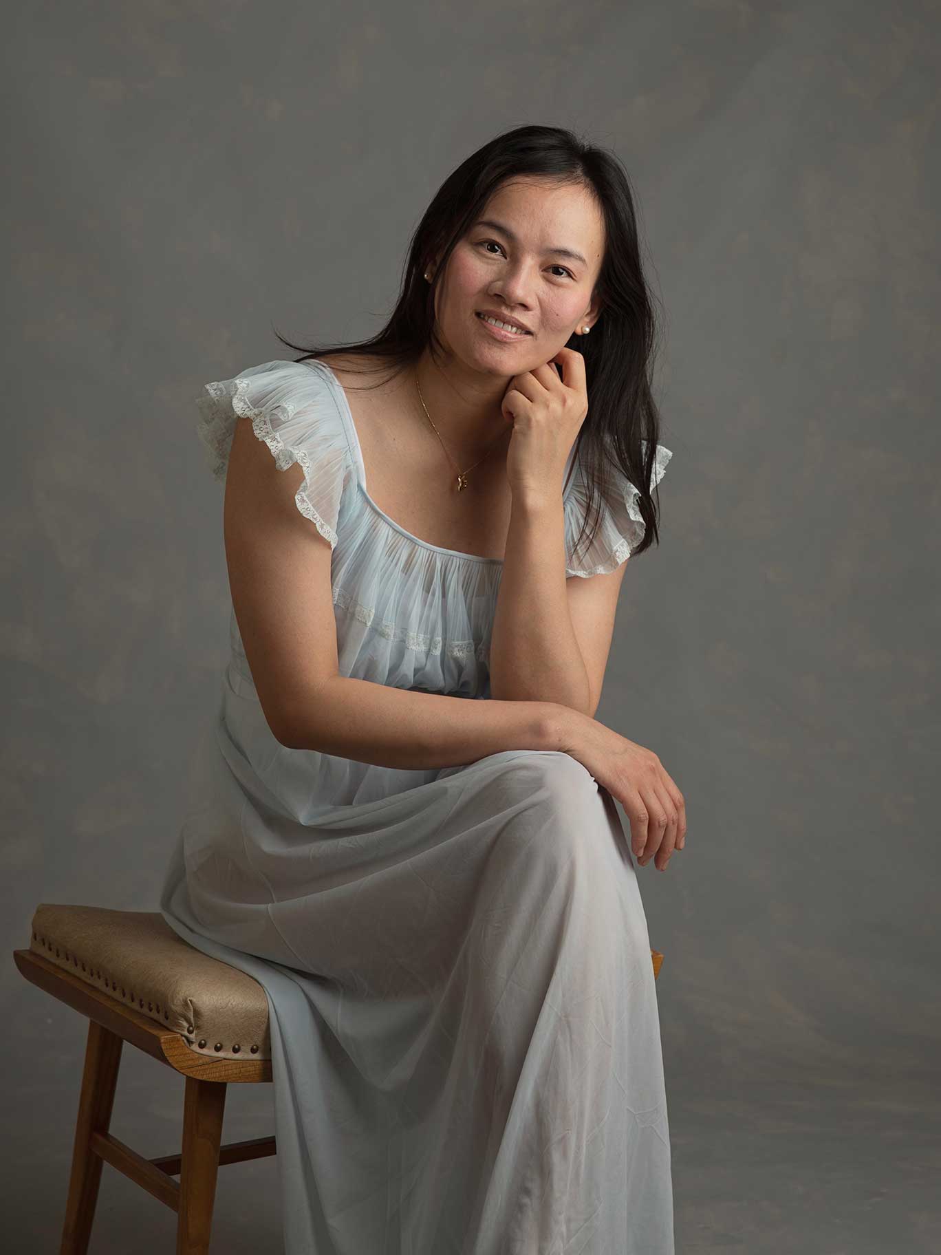 Ett vackert porträtt av en kvinna i blå klänning.