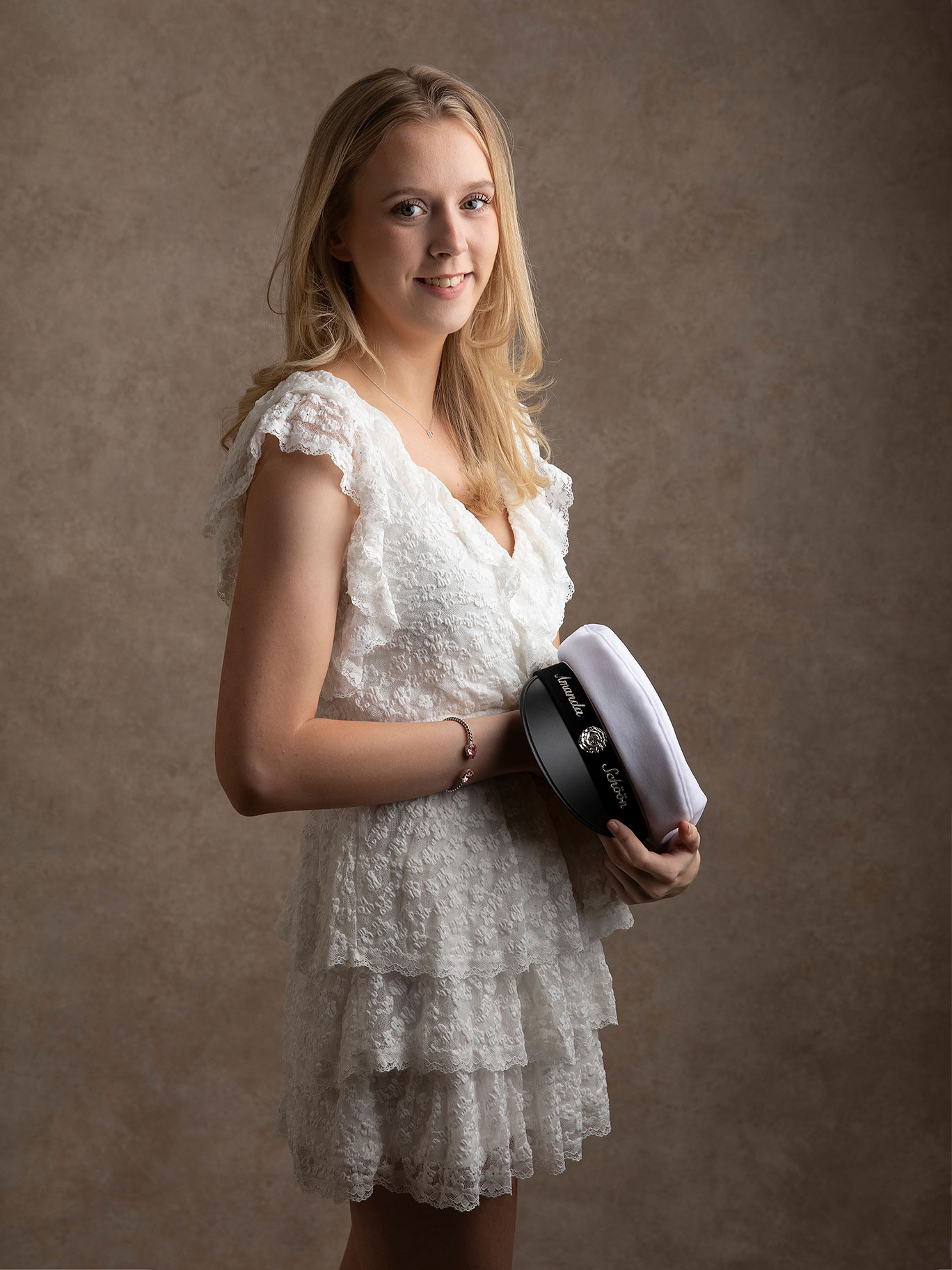 Studentfotografering av tjej i studio i Malmö.