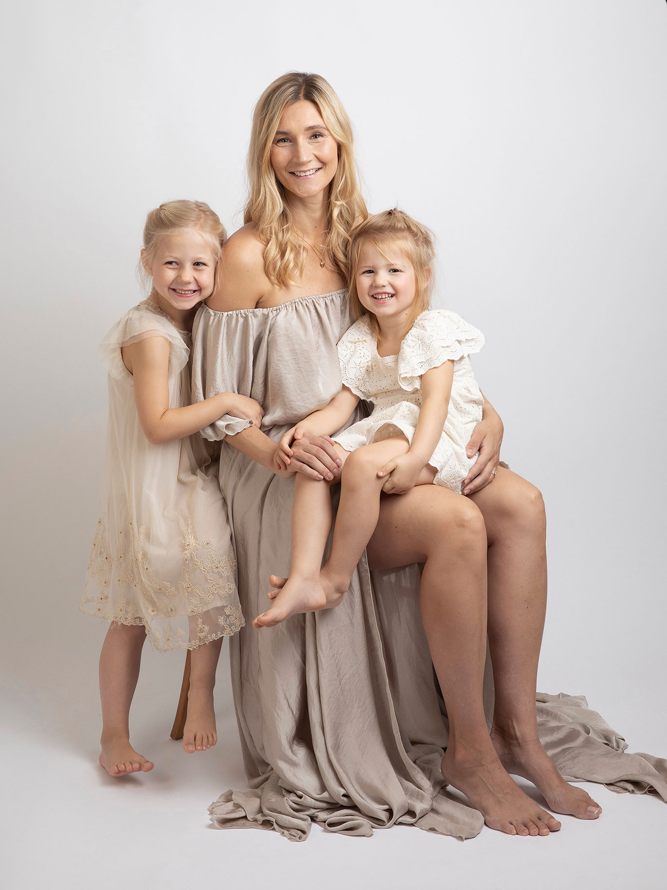 Mamma med sina döttrar under en fotografering i studio i Malmö.