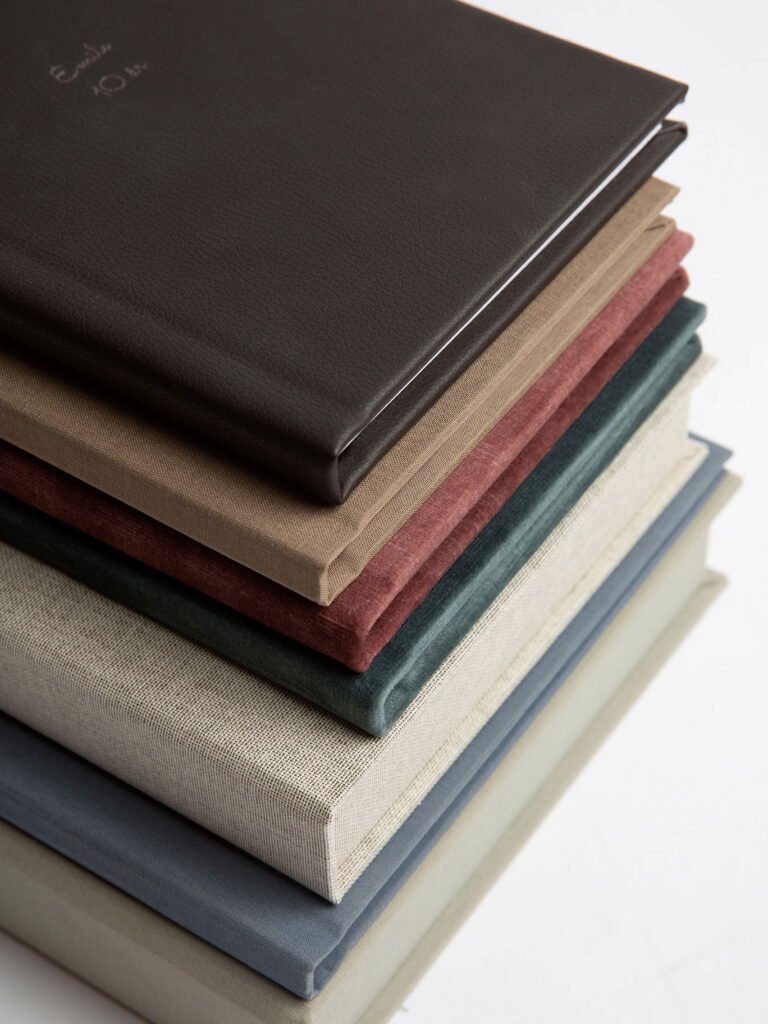 Fotoalbum i olika färger och material för bilder.