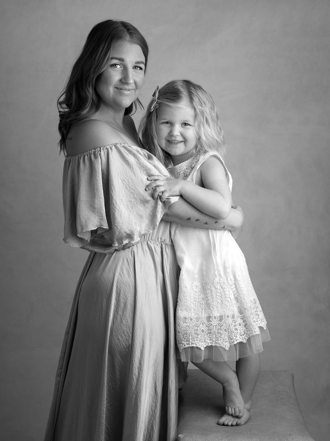 Mamma med sin lilla dotter i fina klänningar.