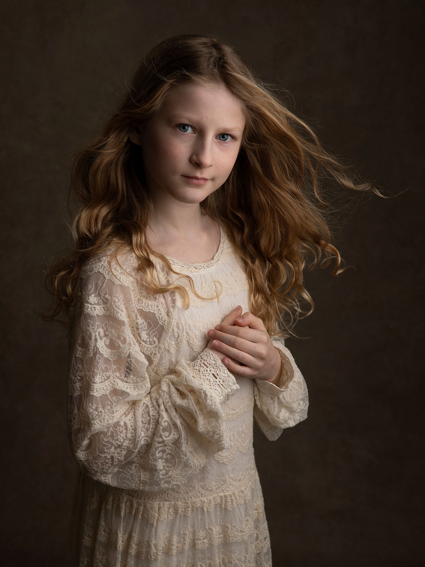 Flicka i skolåldern med vind i håret blir fotograferad av Anna Arvidsson.