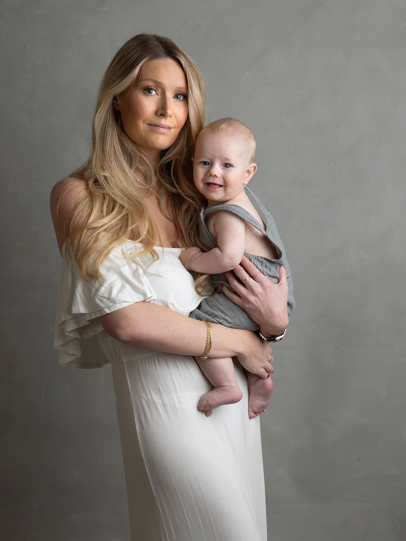 Mamma med sin lilla babypojke under en fotografering i Malmö hos Fotograf Anna Arvidsson.