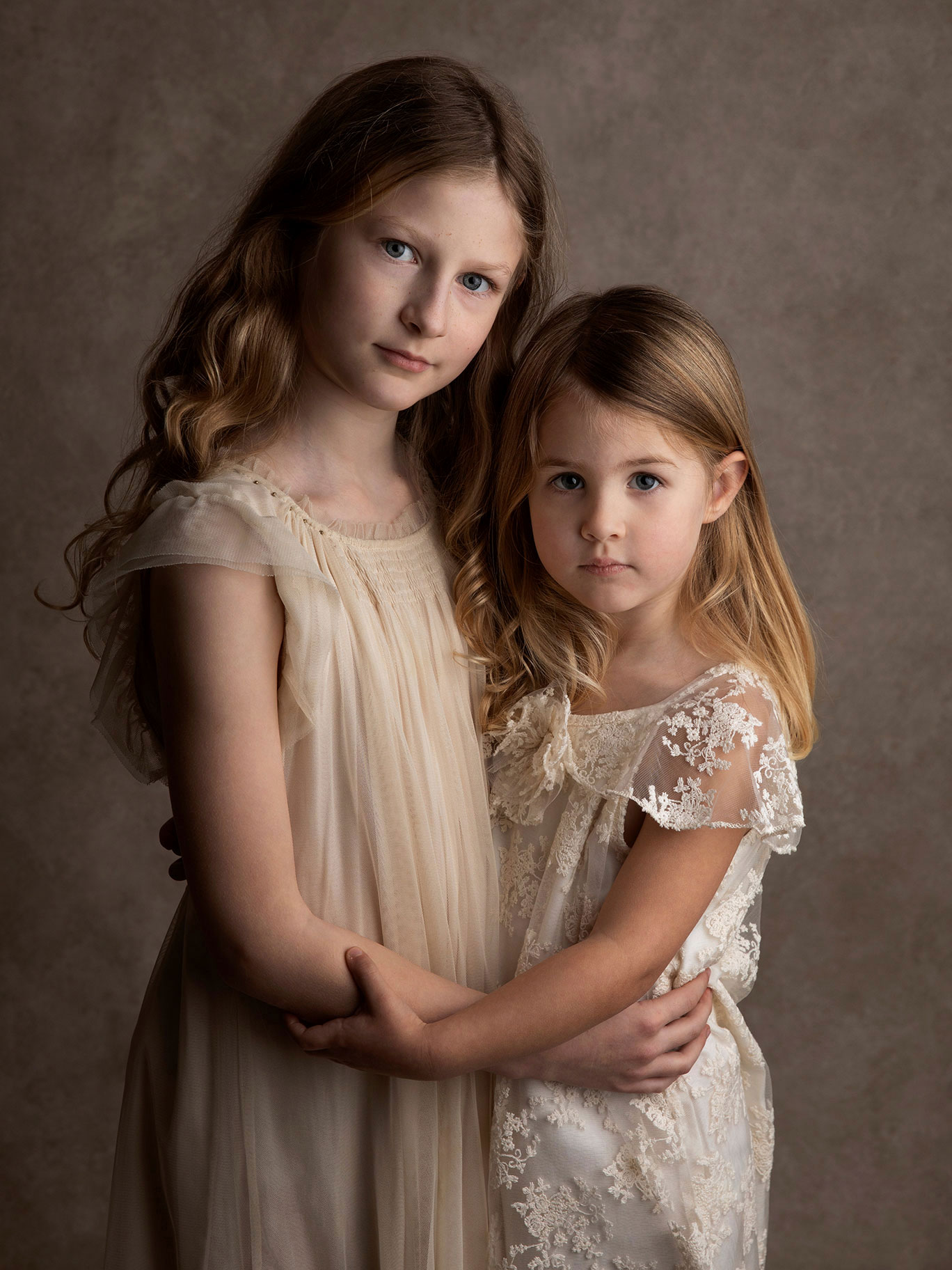 Två systrar håller om varandra på en mer konstnärlig allvarsam bild.