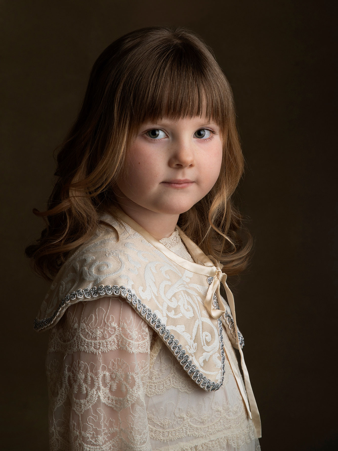 Konstnärlig bild på flicka fotograferad i studio i Malmö.