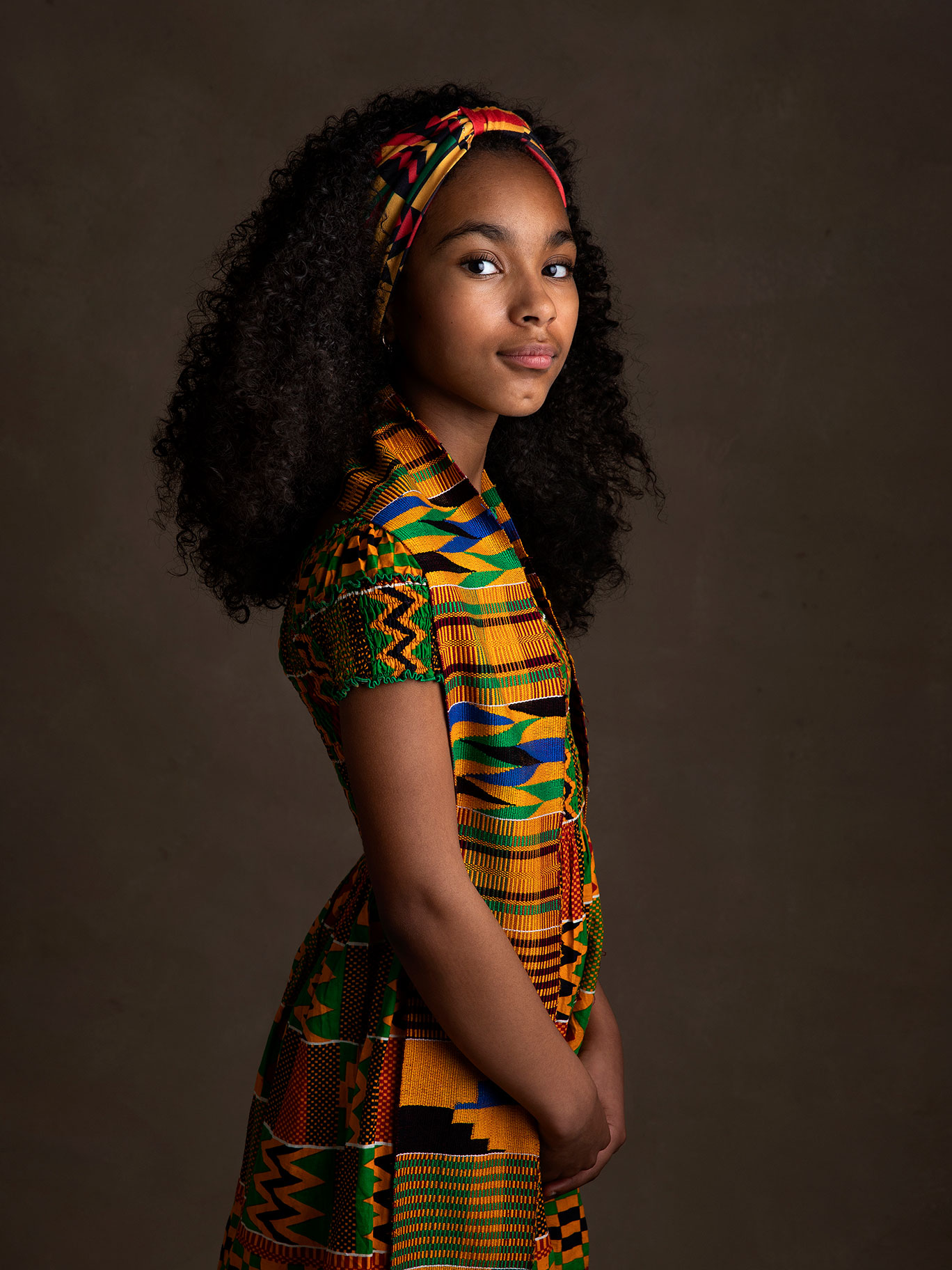 Vacker bild på stolt tjej i färgglada kläder.