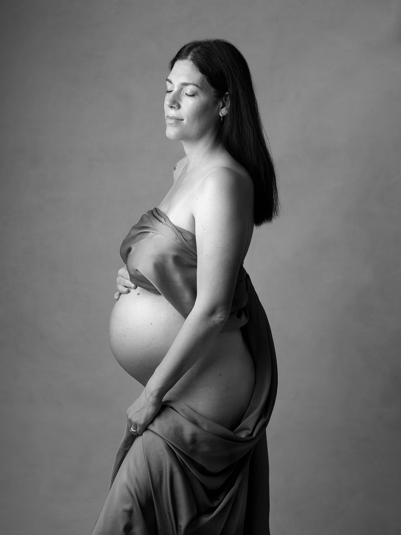 Gravid mamma blundar och njuter av graviditeten.