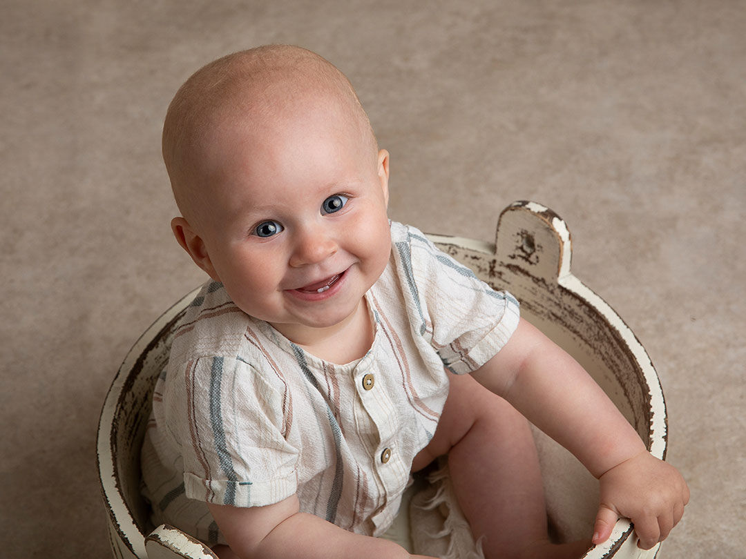 Baby pojke som sitter fint under en fotografering hos Anna Arvidsson i Malmö.