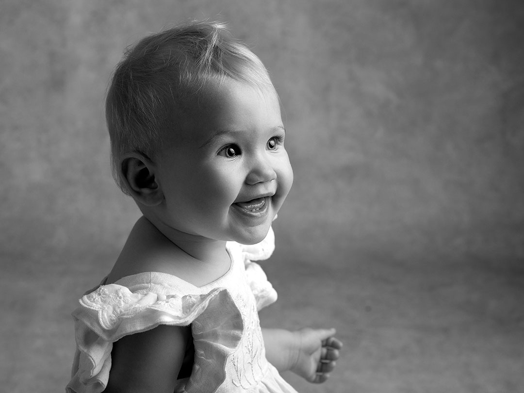 Konstnärlig bild av liten baby hos fotografen Anna Arvidsson i Malmö.