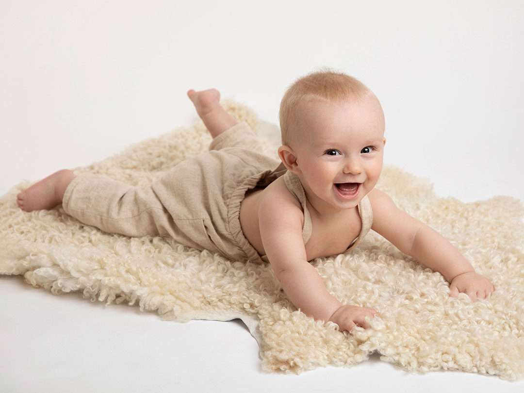 Busig baby under en fotografering i Malmö hos Anna Arvidsson.