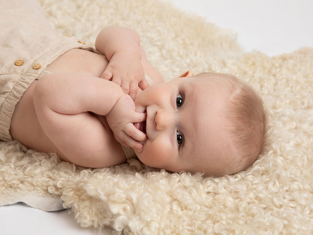 Busig baby under en fotografering i Malmö hos Anna Arvidsson.