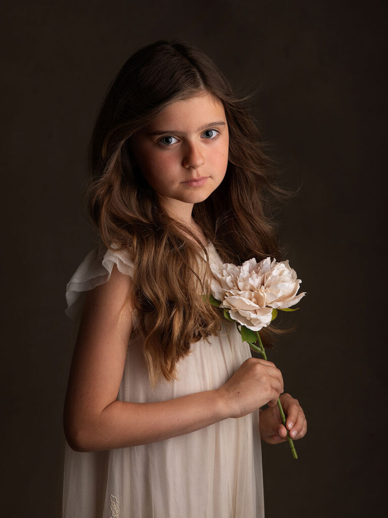 Konstnärlig bild på flicka med blomma i handen tagen av Malmö fotografen Anna Arvidsson.