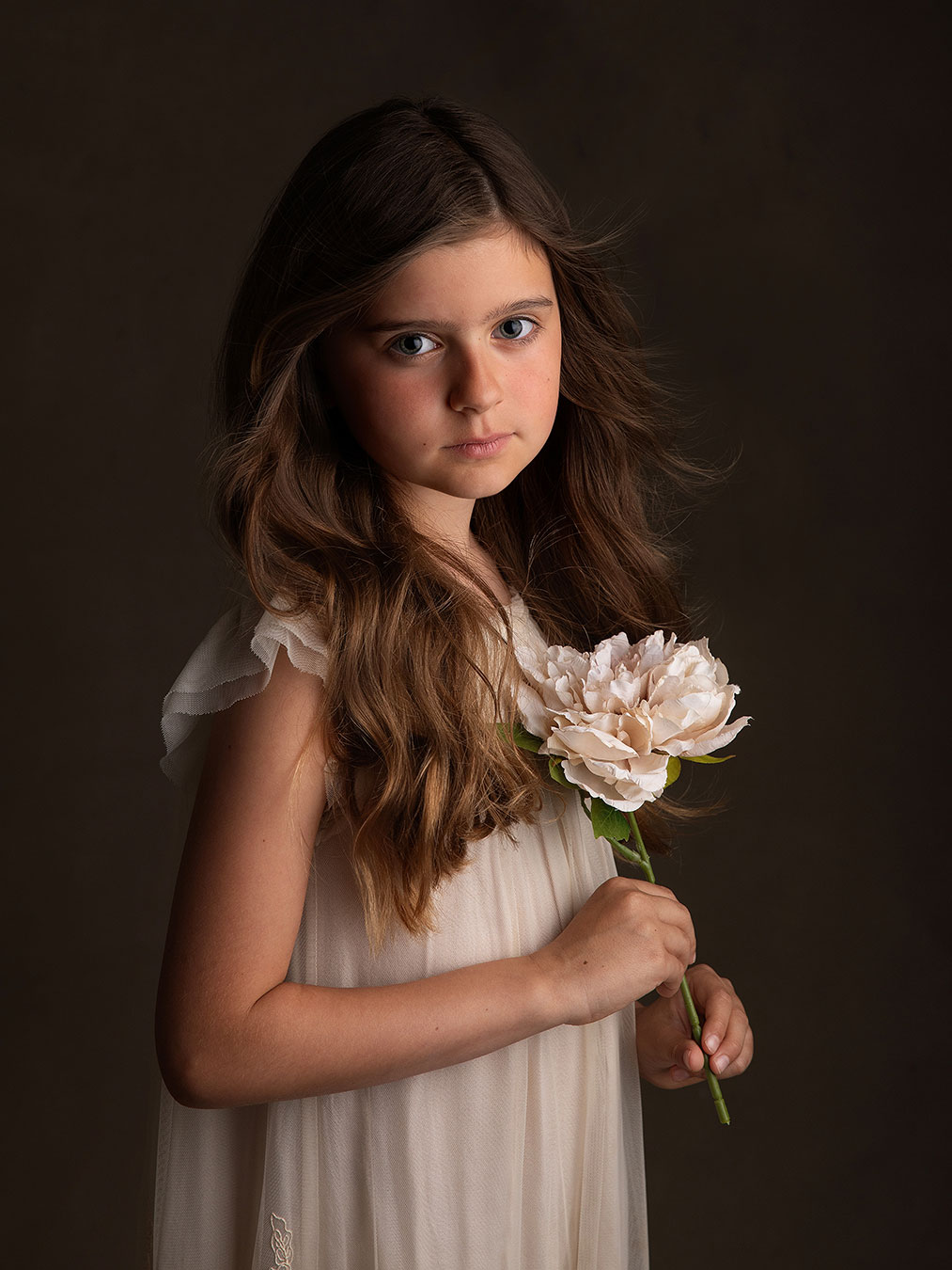 Konstnärlig bild på flicka med blomma i handen tagen av Malmö fotografen Anna Arvidsson.