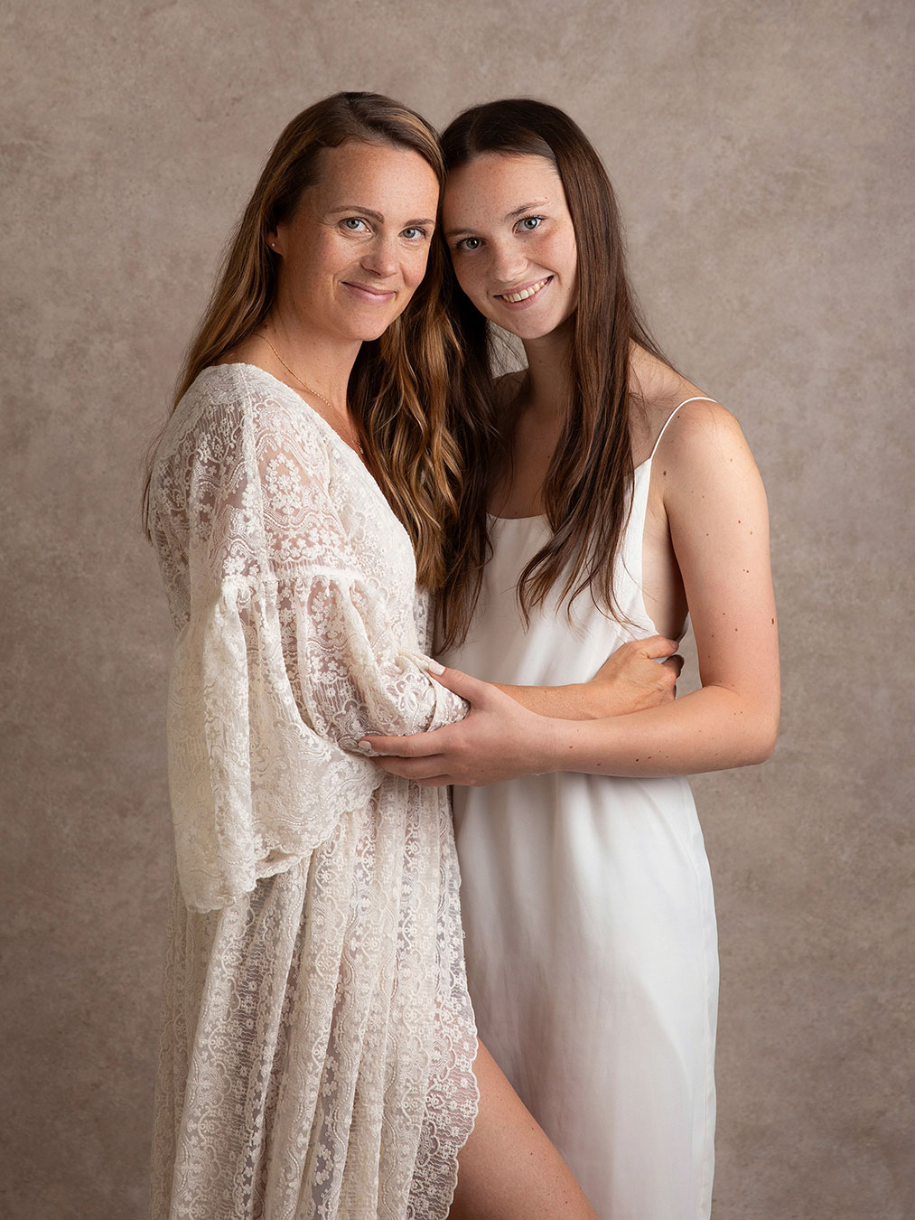Mamma och dotter fotografering i studion hos Anna Arvidsson i Malmö.