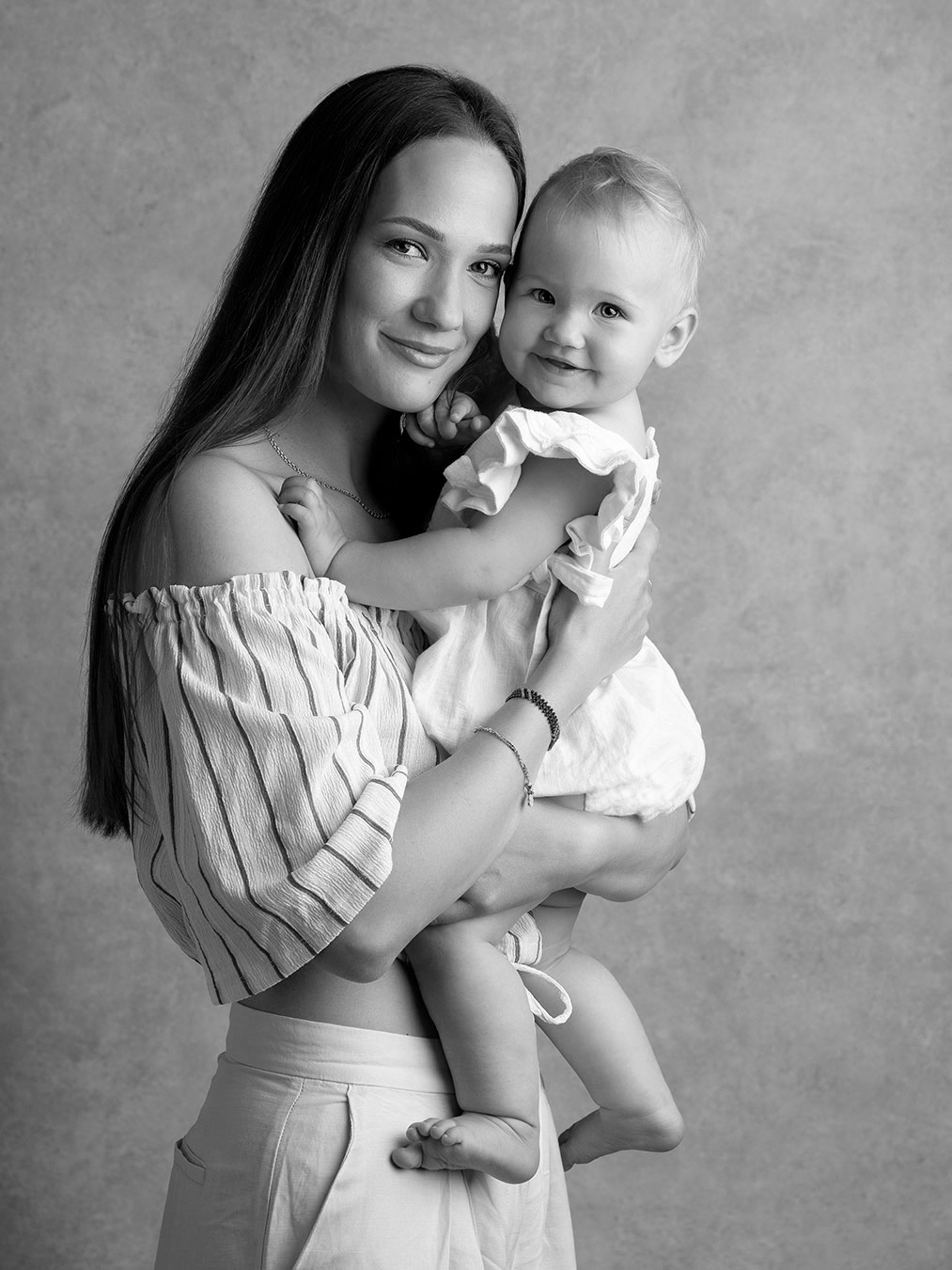 Mamma och sin dotter, fångat i en fotostudio i Malmö.